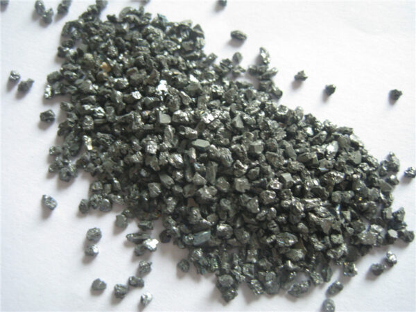 Granular black silicon carbide